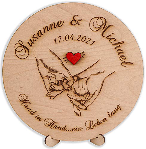 DARO Design - Holzscheibe aus Holz 20cm - Gravur Personalisiert Name Datum Paar - Hand in Hand mit rotem Herz von DARO Design