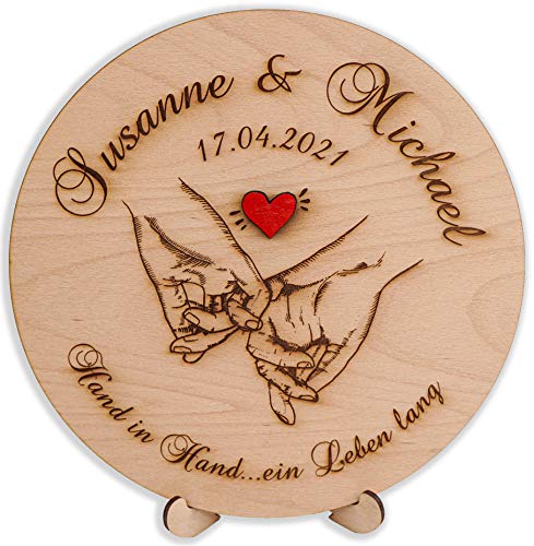 DARO Design - Holzscheibe aus Holz 30cm - Gravur Personalisiert Name Datum Paar - Hand in Hand mit rotem Herz von DARO Design