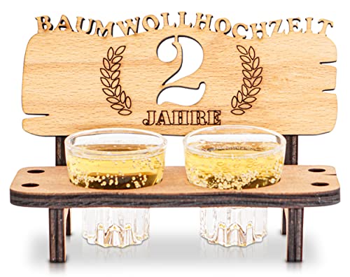 DARO Design - Schnapsbank 2. Hochzeitstag Baumwollhochzeit Geschenk Deko für Paare Männer Frauen aus Holz mit Gläsern von DARO Design