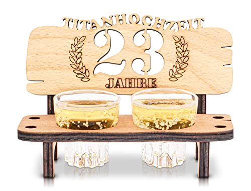 DARO Design - Schnapsbank 23. Hochzeitstag Titanhochzeit Geschenk Deko für Paare Männer Frauen aus Holz mit Gläsern von DARO Design