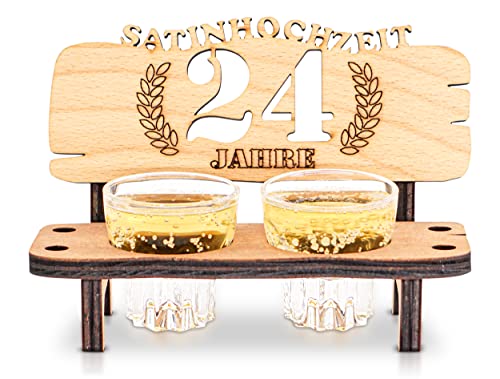 DARO Design - Schnapsbank 24. Hochzeitstag Satinhochzeit Geschenk Deko für Paare Männer Frauen aus Holz mit Gläsern von DARO Design