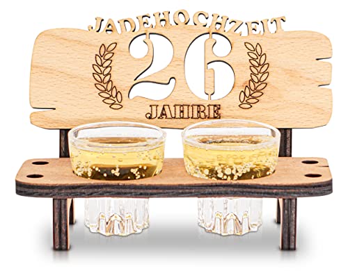 DARO Design - Schnapsbank 26. Hochzeitstag Jadehochzeit Geschenk Deko für Paare Männer Frauen aus Holz mit Gläsern von DARO Design