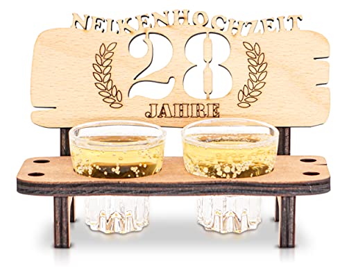 DARO Design - Schnapsbank 28. Hochzeitstag Nelkenhochzeit Geschenk Deko für Paare Männer Frauen aus Holz mit Gläsern von DARO Design