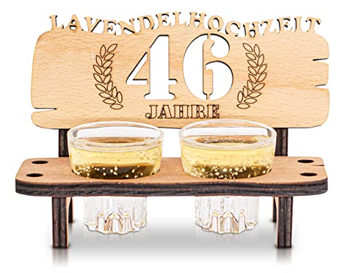 DARO Design - Schnapsbank 46. Hochzeitstag Lavendelhochzeit Geschenk Deko für Paare Männer Frauen aus Holz mit Gläsern von DARO Design