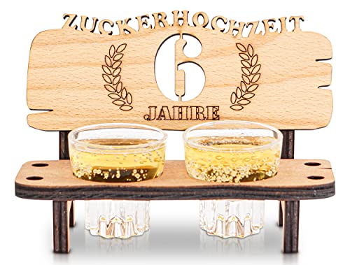 DARO Design - Schnapsbank 6. Hochzeitstag Zuckerhochzeit Geschenk Deko für Paare Männer Frauen aus Holz mit Gläsern von DARO Design