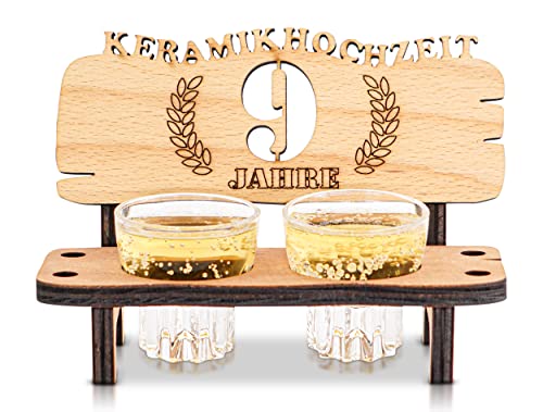 DARO Design - Schnapsbank 9. Hochzeitstag Keramikhochzeit Geschenk Deko für Paare Männer Frauen aus Holz mit Gläsern von DARO Design