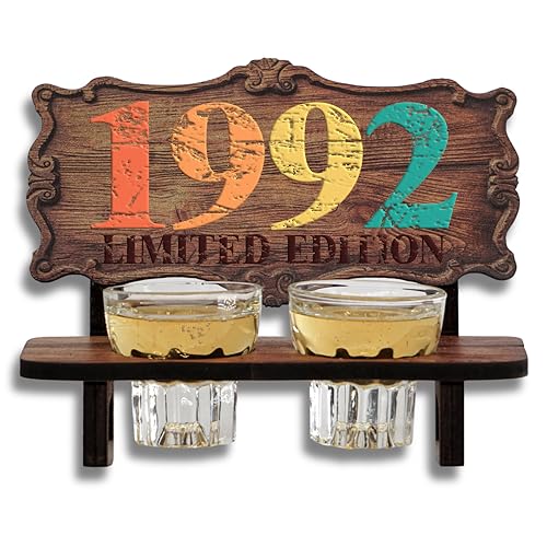DARO Design - Schnapsbank Jahreszahl Geschenk zum 33. Geburtstag, Limited Edition Jahrgang 1992, Geburtstagsgeschenk Deko Vintage Retro Look lustige Geldgeschenke mit 2 Schnapsgläser, Geburtstagsdeko von DARO Design