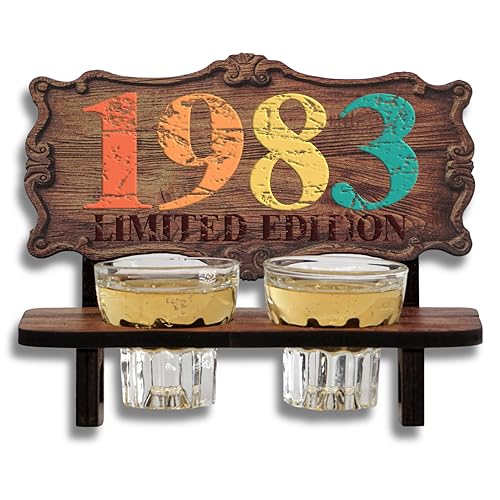 DARO Design - Schnapsbank Jahreszahl Geschenk zum 42. Geburtstag, Limited Edition Jahrgang 1983, Geburtstagsgeschenk Deko Vintage Retro Look lustige Geldgeschenke mit 2 Schnapsgläser, Geburtstagsdeko DARO Design - Schnapsbank Jahreszahl Geschenk zum 42. Geburtstag, Limited Edition Jahrgang 1983, Geburtstagsgeschenk Deko Vintage Retro Look lustige Geldgeschenke mit 2 Schnapsgläser, Geburtstagsdeko von DARO Design