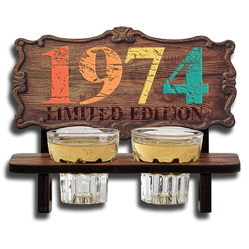 DARO Design - Schnapsbank Jahreszahl Geschenk zum 51. Geburtstag, Limited Edition Jahrgang 1974, Geburtstagsgeschenk Deko Vintage Retro Look lustige Geldgeschenke mit 2 Schnapsgläser, Geburtstagsdeko von DARO Design