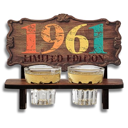 DARO Design - Schnapsbank Jahreszahl Geschenk zum 64. Geburtstag, Limited Edition Jahrgang 1961, Geburtstagsgeschenk Deko Vintage Retro Look lustige Geldgeschenke mit 2 Schnapsgläser, Geburtstagsdeko DARO Design - Schnapsbank Jahreszahl Geschenk zum 64. Geburtstag, Limited Edition Jahrgang 1961, Geburtstagsgeschenk Deko Vintage Retro Look lustige Geldgeschenke mit 2 Schnapsgläser, Geburtstagsdeko von DARO Design