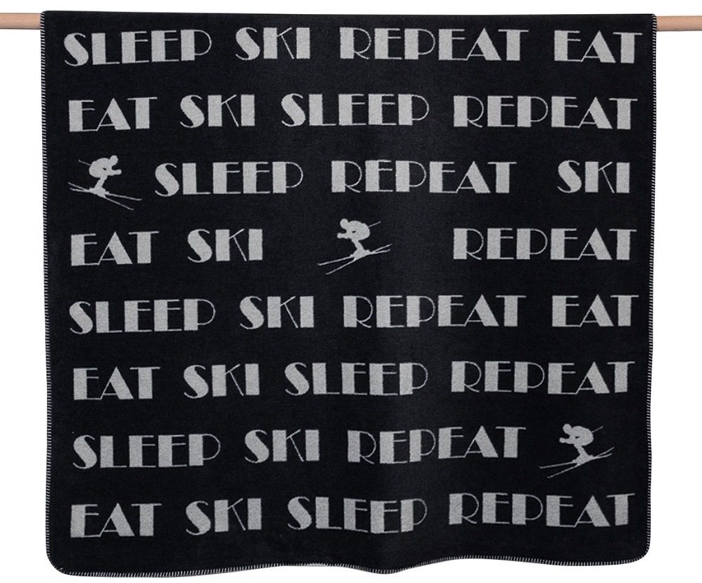 Wohndecke Savona 'Eat Ski Sleep Repeat' 150 x 200 cm, DAVID FUSSENEGGER von DAVID FUSSENEGGER