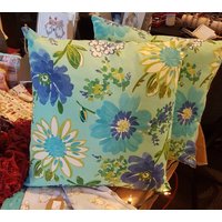 Platz Blau Und Türkis Frühling Blumen Kissen-Set von DArtCraft