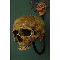 Handgefertigter Totenkopf-Motorradhelmständer - Gothic Wanddeko Für Biker-Geschenke, Männerhöhle & Garage-Organizer von DDSDesignobjects