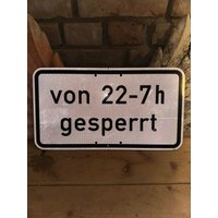 "Vintage Straßenschild Aus Metall - "Von 22-7H Sperrt" Retro Verkehrsschild Garage Oder Bar Wanddeko." von DDSDesignobjects