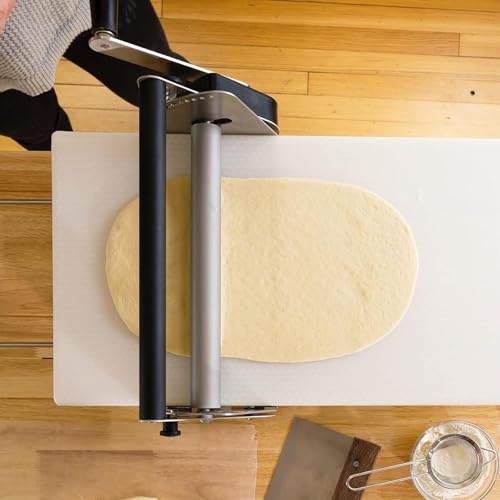 DDZJTPP Manuelle Teigausrollmaschine,Kommerzielle Teigrolle,Ausrollmaschine,Gebäck,Pizzateig,Gebäckpresse Zum Pressen Von Pizza,Einstellbarer Teigdicke 0,5-27 Mm Zur Herstellung Von Blätterteig,Rs201 von DDZJTPP