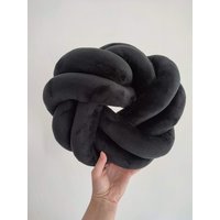 Knoten-Kissen, Minky Black Knot, Schwarzes Kissen, Knoten-Schwarzes Knoten-Bodenkissen, Ball-Kissen von DDshirt