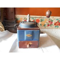Kaffeemühle Aus Den Frühen 1900Er Jahren Und Marke von DECOETCOLLECTION