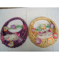 Kleine Bemalte Weidenkörbe Mit Blumen, in Denen Sich Zwei Kätzchen Verstecken von DECOETCOLLECTION