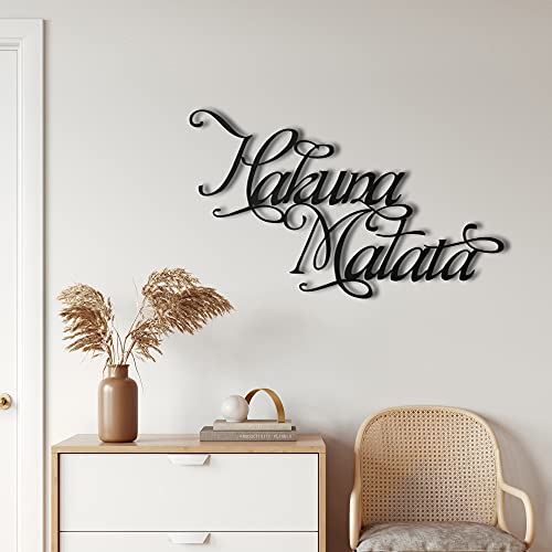 Metallwanddekoration, Hakuna Matata, Wohnzimmer-Dekor, Wandschild, Metall-Wandkunst, Innendekoration, Innen- und Außenbereich (90 x 54 cm) von DEKADRON