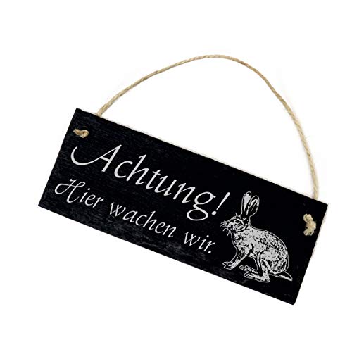 Schild Schiefertafel - Achtung ! Hier wachen wir. Kaninchen - Türschild 22 x 8 cm von DEKO-LANDO