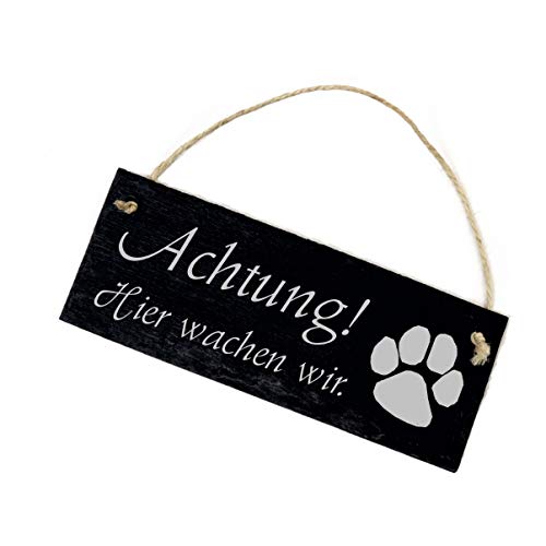 Schild Schiefertafel - Achtung ! Hier wachen wir. Pfote Hunde - Türschild 22 x 8 cm von DEKO-LANDO