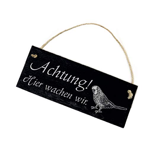 Schild Schiefertafel - Achtung ! Hier wachen wir. Wellensittich - Türschild 22 x 8 cm von DEKO-LANDO