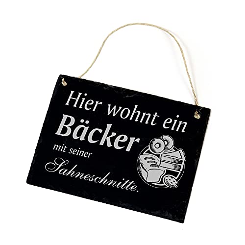 Schild Schiefertafel mit Spruch graviert - Hier wohnt ein Bäcker mit seiner Sahneschnitte - Schiefer Türschild 22x16cm | Dekolando Home Accessoires von DEKO-LANDO