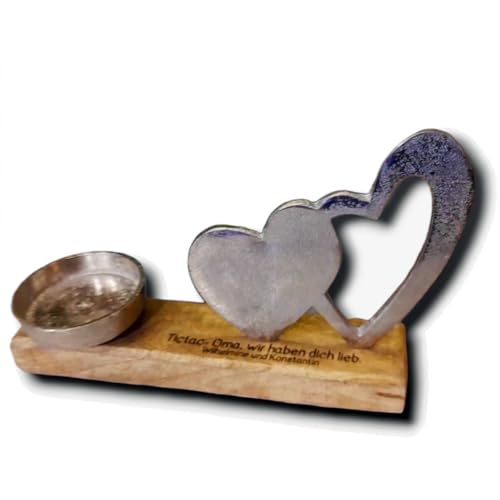 Personalisierter Kerzenhalter mit Gravur und silbernen Herzen auf Holz Sockel von DEKOGURU