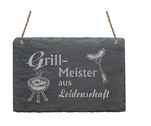 Schiefertafel « GRILLMEISTER AUS LEIDENSCHAFT » Schild mit Motiv Bratwurst - Größe ca. 22 x 16 cm - Türschild BBQ Garten Terrasse - Grill Grillen Imbiss Grillprofi von DEKOLANDO