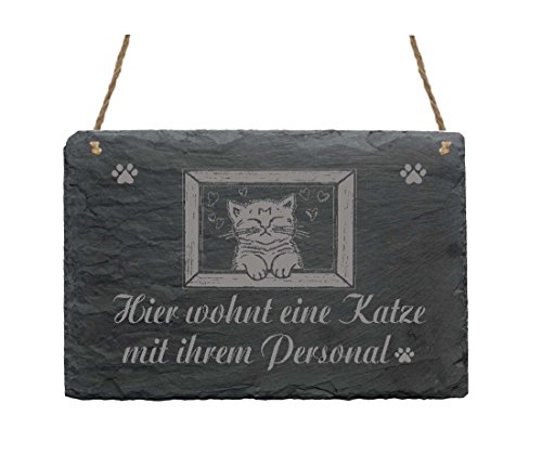Schiefertafel Hier wohnt eine Katze mit Ihrem Personal - 22 x 16 cm - Katze am Fenster Motiv Schiefertafel Hier wohnt eine Katze mit Ihrem Personal - 22 x 16 cm - Katze am Fenster Motiv von DEKOLANDO