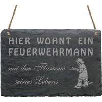 Schiefertafel Mit Spruch Hier Wohnt Ein Feuerwehrmann - 22 X 16 cm Türschild Wetterfest Dekoration Feuerwehr Geschenk Papa Opa Freund von DEKOLANDO