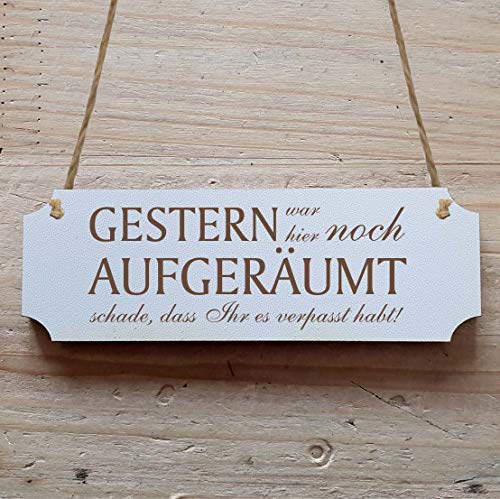 Schild « GESTERN WAR HIER NOCH AUFGERÄUMT SCHADE, DASS IHR ES VERPASST HABT! » 20 x 6,7 cm - Mit Motiv - Dekoschild Holzschild Türschild Schild « GESTERN WAR HIER NOCH AUFGERÄUMT SCHADE, DASS IHR ES VERPASST HABT! » 20 x 6,7 cm - Mit Motiv - Dekoschild Holzschild Türschild von DEKOLANDO
