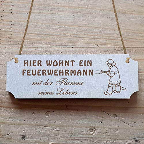 Schild « HIER WOHNT EIN FEUERWEHRMANN MIT DER FLAMME SEINES LEBENS » 20 x 6,7 cm - Mit Motiv - Dekoschild Holzschild Türschild - Feuerwehrauto von DEKOLANDO