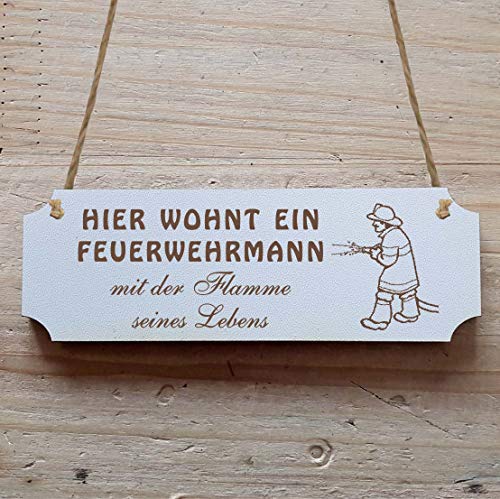 Schild « HIER WOHNT EIN FEUERWEHRMANN MIT DER FLAMME SEINES LEBENS » 29 x 9,7 cm - Mit Motiv - Dekoschild Holzschild Türschild - Feuerwehrauto Schild « HIER WOHNT EIN FEUERWEHRMANN MIT DER FLAMME SEINES LEBENS » 29 x 9,7 cm - Mit Motiv - Dekoschild Holzschild Türschild - Feuerwehrauto von DEKOLANDO