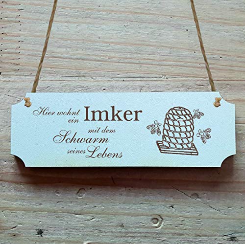 Schild « HIER WOHNT EIN IMKER MIT DEM SCHWARM SEINES LEBENS » 20 x 6,7 cm - Mit Motiv - Dekoschild Holzschild Türschild Honig Biene Schild « HIER WOHNT EIN IMKER MIT DEM SCHWARM SEINES LEBENS » 20 x 6,7 cm - Mit Motiv - Dekoschild Holzschild Türschild Honig Biene von DEKOLANDO