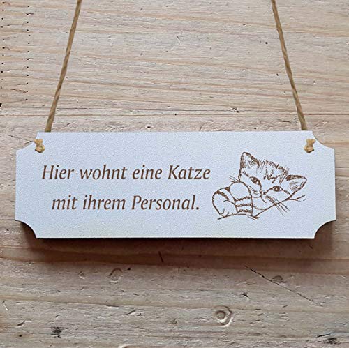 Schild « HIER WOHNT EINE KATZE MIT IHREM PERSONAL » 15 x 5 cm - Dekoschild Holzschild Türschild Kater Mieze Cat Schild « HIER WOHNT EINE KATZE MIT IHREM PERSONAL » 15 x 5 cm - Dekoschild Holzschild Türschild Kater Mieze Cat von DEKOLANDO