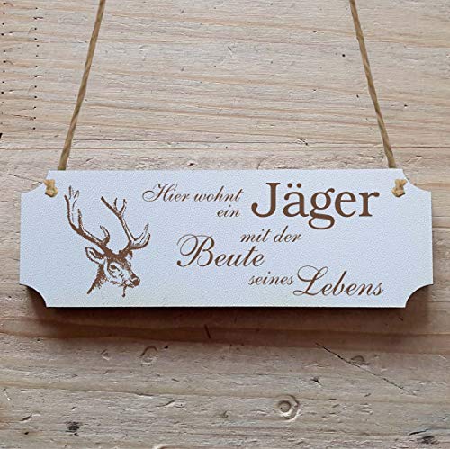 Schild « Hier wohnt ein JÄGER mit der BEUTE seines LEBENS » 29 x 9,7 cm - mit Motiv Hirsch - Dekoschild Holzschild Türschild - Waidmann Jagd Schild « Hier wohnt ein JÄGER mit der BEUTE seines LEBENS » 29 x 9,7 cm - mit Motiv Hirsch - Dekoschild Holzschild Türschild - Waidmann Jagd von DEKOLANDO