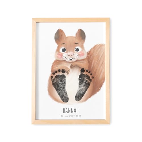 DEL MÀ Unique & Personal Fußabdruck Baby Tierbild personalisiertes Eichhörnchen Bild für Babyzimmer Deko Kinderzimmer Neugeborenen Geschenk zur Geburt (OHNE FARBE | DIN A4) von DEL MÀ Unique & Personal