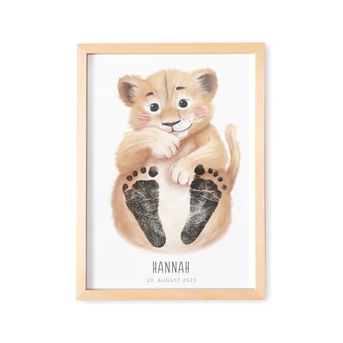 DEL MÀ Unique & Personal Fußabdruck Baby Tierbild personalisiertes Löwen Bild für Babyzimmer Deko Kinderzimmer Neugeborenen Geschenk zur Geburt (OHNE FARBE | DIN A4) von DEL MÀ Unique & Personal