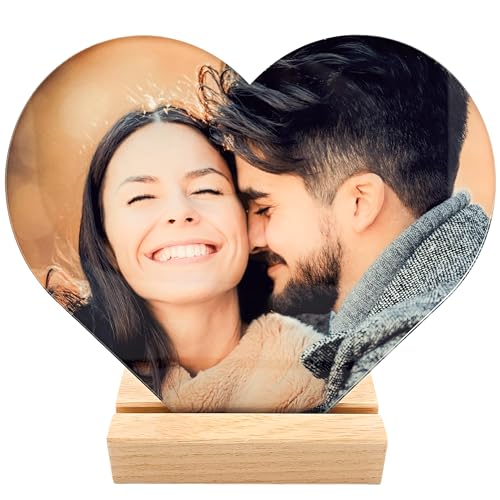 DEL MÀ Unique & Personal Glasherz mit Foto personalisiertes Fotogeschenk Glasfoto Acrylglas Bild als Herz Geschenk Jahrestag inkl. Holzfuß 20x22 cm DEL MÀ Unique & Personal Glasherz mit Foto personalisiertes Fotogeschenk Glasfoto Acrylglas Bild als Herz Geschenk Jahrestag inkl. Holzfuß 20x22 cm von DEL MÀ Unique & Personal
