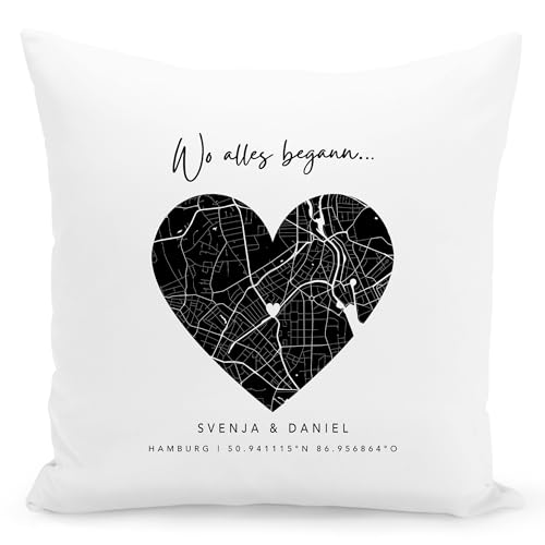 DEL MÀ Unique & Personal Wo Alles begann Geschenk Kissen mit Koordinaten Herz personalisiert Hochzeitsgeschenk Jahrestag Hochzeitstag Zierkissen Deko Dekokissen 40x40 cm inkl. Füllung und Bezug von DEL MÀ Unique & Personal