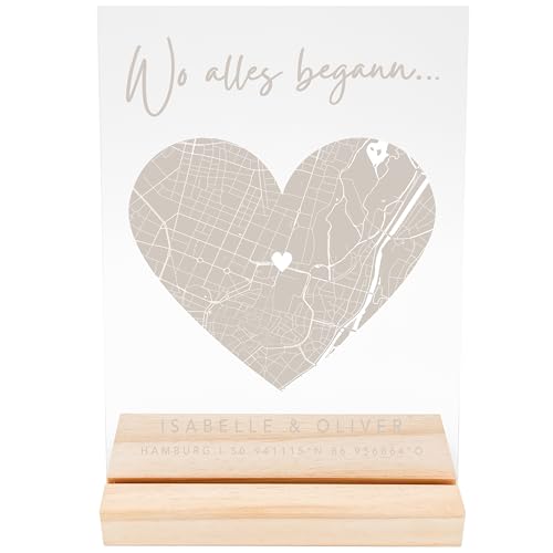 DEL MÀ Unique & Personal Wo alles begann Geschenk personalisiertes Bild mit Koordinaten Wanddeko zum Jahrestag Hochzeitstag Geschenkidee inkl. Holzfuß 20x30 cm (Beige) von DEL MÀ Unique & Personal