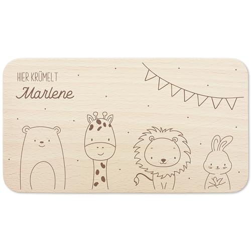 Frühstücksbrettchen personalisiert aus Holz Hier krümelt Holzbrett für Kinder Geschenk Baby Taufgeschenk Holzbrettchen Brettchen Frühstücksbrett mit Gravur von DEL MÀ Unique & Personal