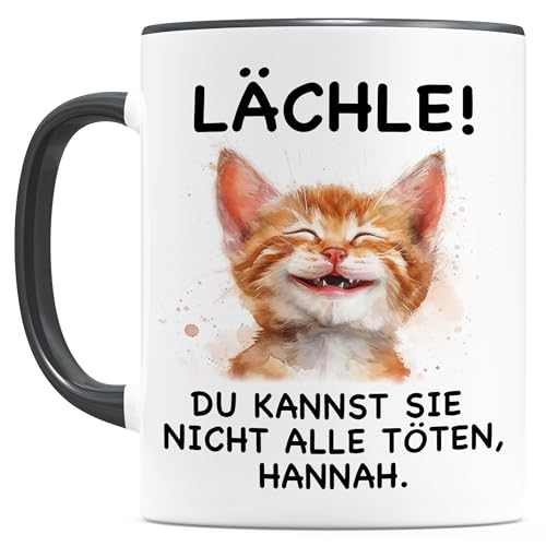 Lächle du kannst sie nicht alle töten Tasse personalisiert mit Namen Geschenk Arbeit Büro Kollegin lustige Kaffeetasse aus Keramik 330 ml von DEL MÀ Unique & Personal