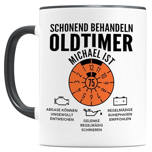 Oldtimer Tasse 75. Geburtstag Mann personalisiert mit Namen Geschenkidee Geschenk für Männer Geburtstagsgeschenk Kaffeetasse aus Keramik 330 ml von DEL MÀ Unique & Personal