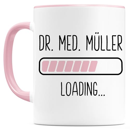Tasse Medizinstudent personalisiert mit Namen Medizinstudium Geschenk Medizin Student Studentin Mediziner Kaffeetasse aus Keramik 330 ml (Rosa) von DEL MÀ Unique & Personal