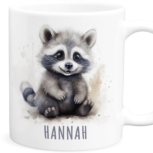 Waschbär Tasse personalisierte Kindertasse mit Namen Waschbärtasse Namenstasse süßes Kinder Geschenk für Jungen & Mädchen Kaffeetasse Teetasse aus Keramik 330 ml (Waschbär) von DEL MÀ Unique & Personal