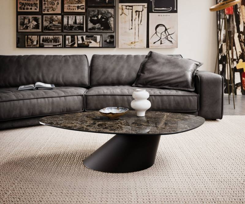 Couchtisch Edge Organisch 140x76 cm Keramik Laminam® Emperador Extra Lucidato Dunkelbraun Conis Metall Schwarz von DELIFE