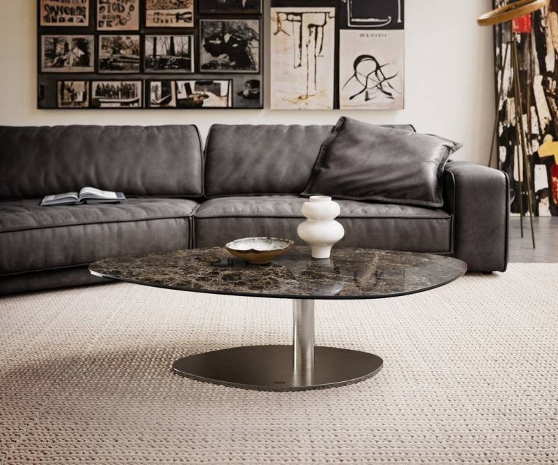 Couchtisch Edge Organisch 140x76 cm Keramik Laminam® Emperador Extra Lucidato Dunkelbraun Vibany Edelstahl gebürstet von DELIFE