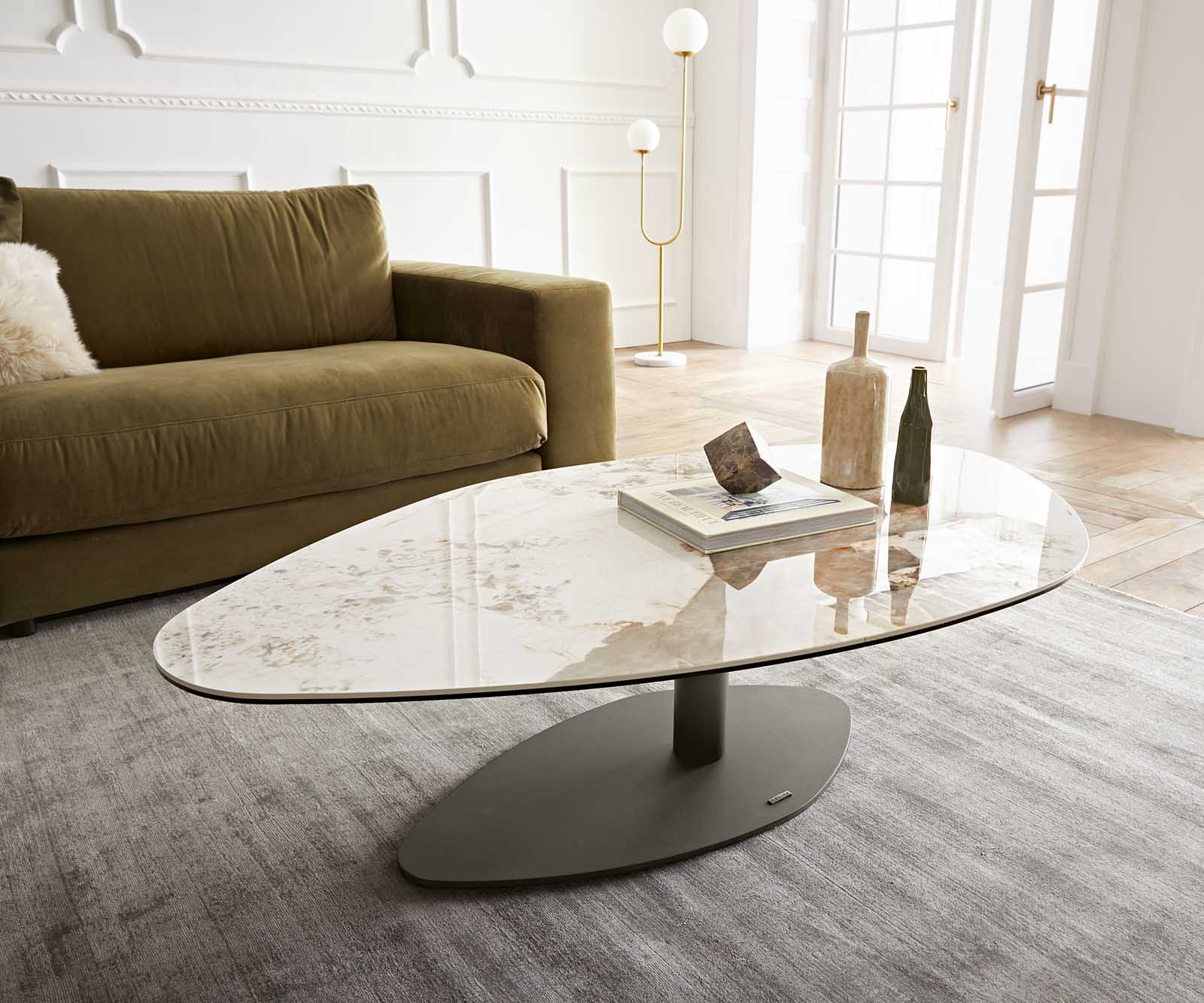 Couchtisch Vibana 140x80 cm Keramik Minas Melange Weiß-Beige Gestell Effektfinish Titan von DELIFE